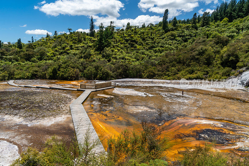 艺术家的调色板，Orakei Korako地热公园和洞穴的木板路，隐藏山谷，新西兰陶波